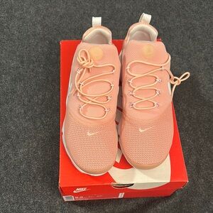 Nike Coral Sneakers with Modern Design and Unique Lacing